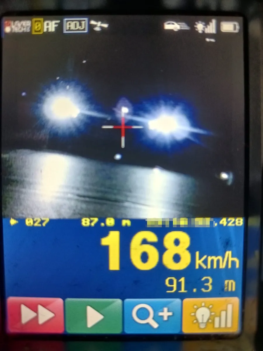 Nadmierna prędkość o 98 km/h - młody kierowca stracił prawo jazdy i został ukarany