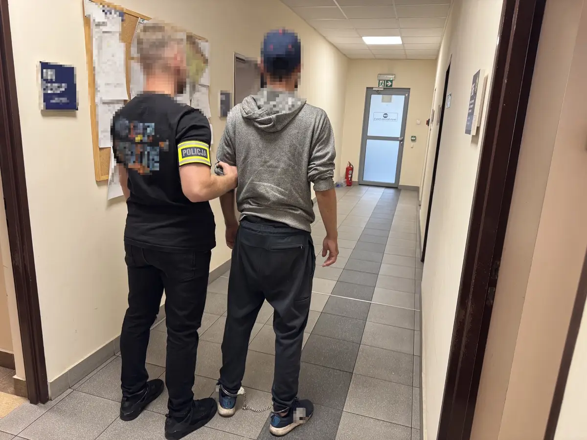 Pijany kierowca z dożywotnim zakazem prowadzenia pojazdów uciekał przed policją