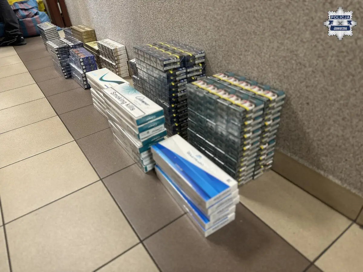Policja w Jaworznie przejęła nielegalne papierosy i tytoń
