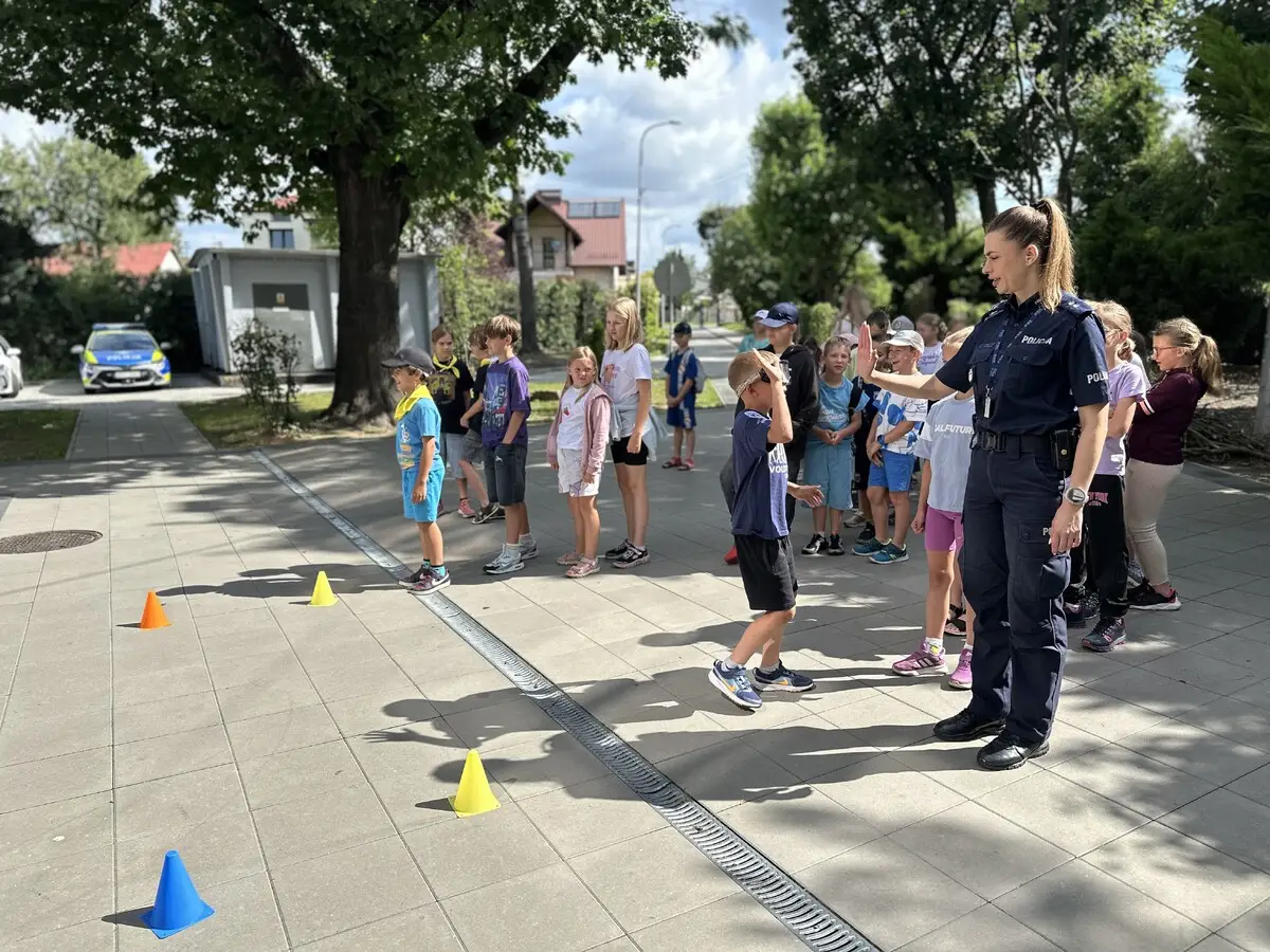 Bezpieczne wakacje promowane przez policję i Sanepid na półkoloniach
