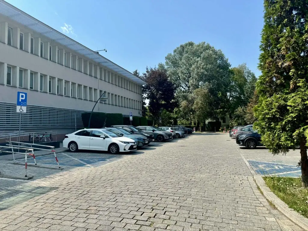 Nowe zasady parkowania przed Urzędem Miejskim w Jaworznie