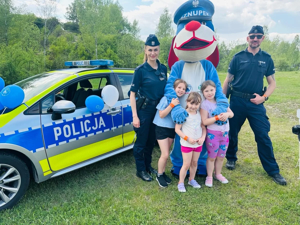 Piknik rodzinny na Geosferze z obecnością policji